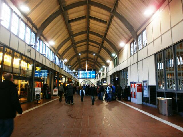 Wir gehen durch die Bahnsteighalle, welche 130 m lang und 85 m breit ist.