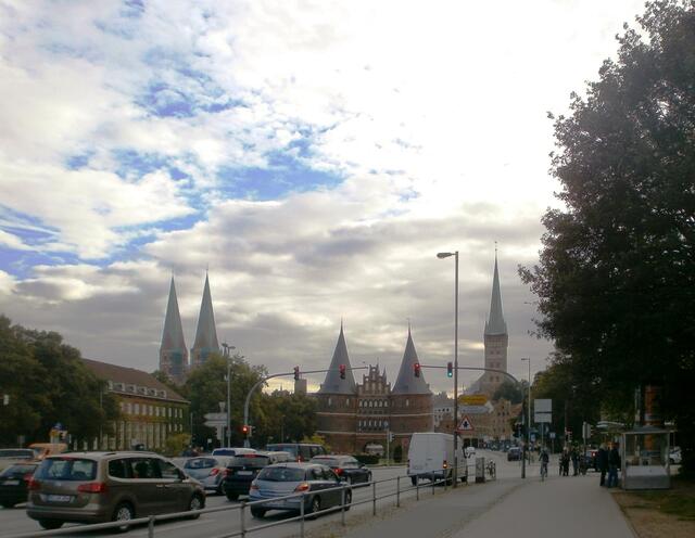 „Sieben Türme sollst du sehen“ ist ein Werbeslogan. Was sind das aber für sieben Türme? Es sind der Dom, St. Aegidien, St. Petri, St. Marien und St. Jakobi. Die sieben Kirchtürme dieser Kirchen prägen die Silhouette  von Lübeck.