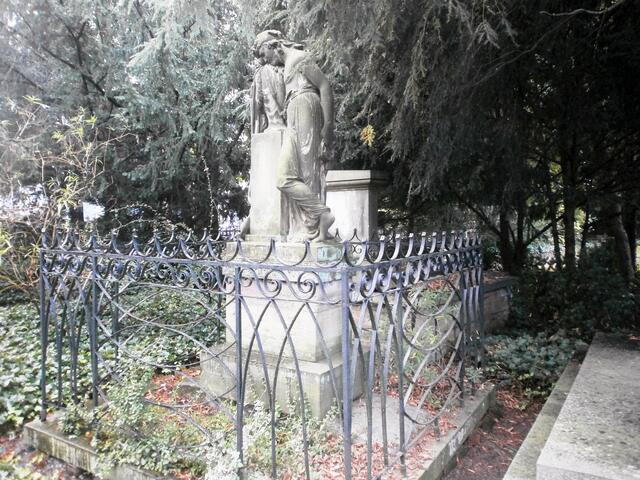 Ca.200 Jahre später kauften sich demonstrativ einige wohlhabende Bürger Grabstellenauf dem Friedhof.
