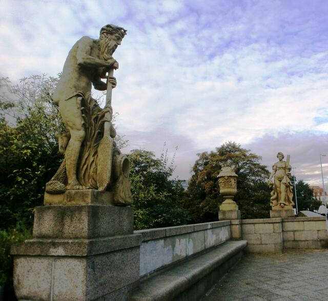 Nun geht es auf die Puppenbrücke. Mit dem Bau der neuen steinerne Brücke wurde 1770 begonnen. Sie erhielt acht Statuen – vier männliche, vier weibliche und vier Vasen, die sie schmückten. Im Volksmund bekam sie den Namen Puppenbrücke, den sie auch behielt.