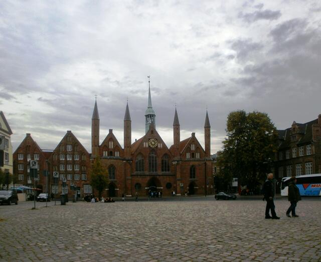 Etwas weiter kommen wir zum Heilig-Geist-Hospital. Es wurde 1286 erbaut am Kober. Das Hospital ist eine der ältesten noch bestehenden Sozialeinrichtungen der Welt und gehört zu den bedeutendsten Bauwerken der Stadt.