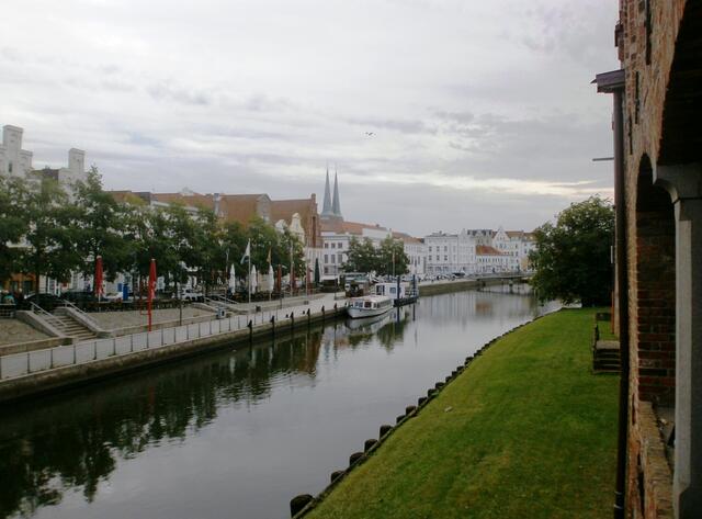 Die Trave ist 124 km lang und mündet in die Ostsee.