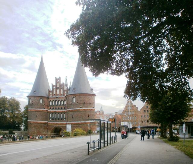 Das Holstentor vor uns ist ein Stadttor. Es ist das Wahrzeichen der Stadt.