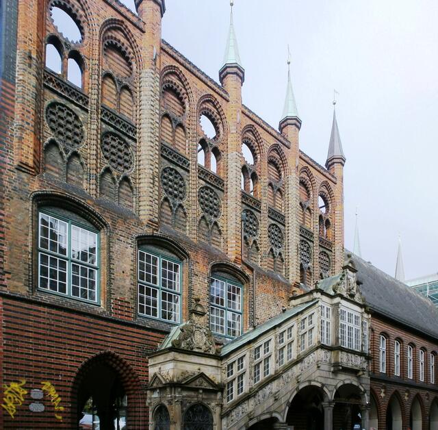 Das Rathaus ist eines der größten und bedeutendsten Rathäuser in ganz Deutschland. Mit dem Bau wurde kurz nach der Verleihung der Reichsfreiheit 1226 begonnen. Das Rathaus ist heute noch Sitz des Bürgermeisters. Sein Haupteingang ist in der Breiten Straße.