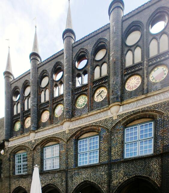 Das Rathaus ist eines der größten und bedeutendsten Rathäuser in ganz Deutschland. Mit dem Bau wurde kurz nach der Verleihung der Reichsfreiheit 1226 begonnen. Das Rathaus ist heute noch Sitz des Bürgermeisters. Sein Haupteingang ist in der Breiten Straße.