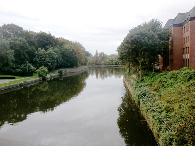 Unter der Puppenbrücke befindet sich der Stadtgraben. Er wurde am 16. Juni 1900 in Lübeck von Bürgermeister Klug in Anwesenheit Kaiser Wilhelms II. in Betrieb genommen. Als einziger deutscher Kanal dieser Epoche neben dem Nor-Ostsee-Kanal wurde der Elbe-Lübeck-Kanal von Beginn an für 1000-Tonnen-Schiffe ausgelegt. Die heutige Bedeutung des Kanals ist gering, da die für die heutige Zeit kleinen Schleusen- und Brückenabmessungen keinen Containertransport erlauben und nur kleinere Binnenschiffe den Kanal p