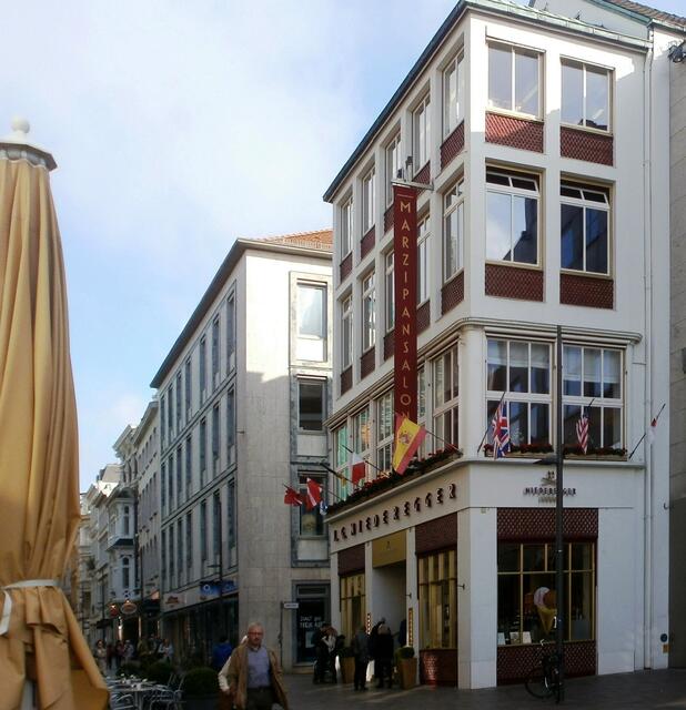 In der Breite Straße angekommen grüßt uns zuerst Niederegger - In der ganzen Welt berühmt für sein Marzipan. Gegenüber in den im Rathaus befindet sich das Niederegger Cafe.