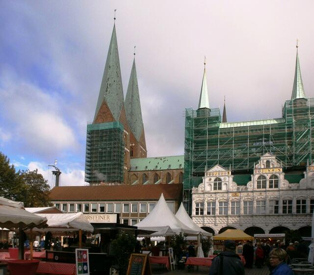 Hinter dem Rathaus ist der Markt-