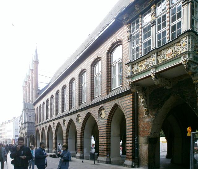 Das Rathaus ist eines der größten und bedeutendsten Rathäuser in ganz Deutschland. Mit dem Bau wurde kurz nach der Verleihung der Reichsfreiheit 1226 begonnen. Das Rathaus ist heute noch Sitz des Bürgermeisters. Sein Haupteingang ist in der Breiten Straße.