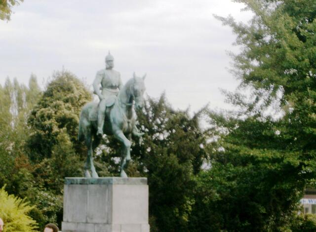In der Grünanlage befinden sich zwei Denkmäler. Zum einen das Bismarck-Denkmal und zum anderen ein Reiterstandbild vom Kaiser Wilhelms I.. Es wurde 1921 als letztes Kaiserdenkmal Deutschlands angefertigt und erst 1934 aufgestellt.