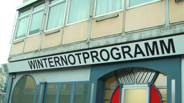 Hamburger Winternotprogramm in der Spaldingstrasse. Jeden Morgen 9 Uhr müssen die Obdachlosen raus in die Kälte und dürfen erst Abends wieder rein. (Foto: Max Bryan)