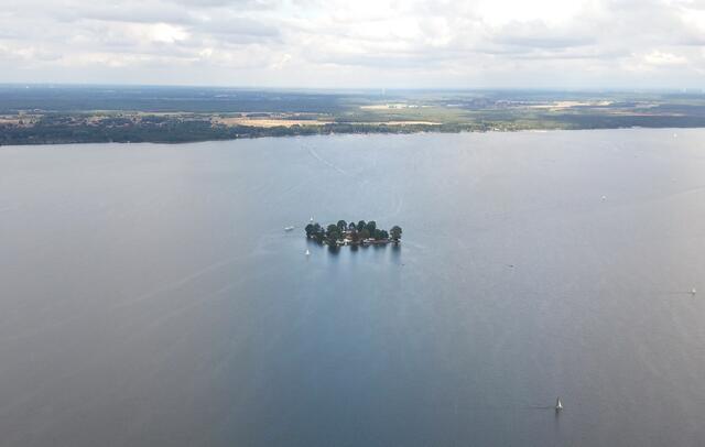 Wenn es im Winter eine Kälteperiode gibt, kann man die kleine Insel mit Schlittschuhen erreichen. Am anderen Ufer die Gegend um Mardorf. | Foto: Fabian Wolter