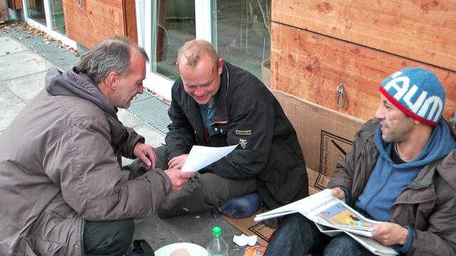 Obdachlose am Tag der Containervergabe in der Hamburger Bundesstrasse 101. (Foto: Archiv / Max Bryan)