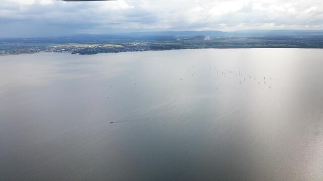 Der Blick auf den See aus der Vogelperspektive. Links Steinhude. Etwas rechts davon die Kalihalde von Bokeloh mit dem tiefsten Kalischacht der Welt. Im Hintergrund Deister und Bückeberge. | Foto: Fabian Wolter