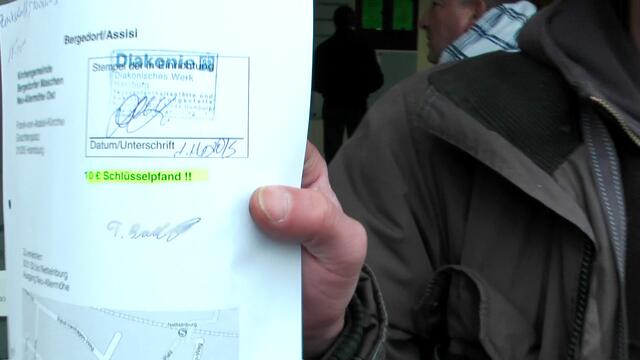 Solche Zettel bekommen Obdachlose jeden 1. November eines Jahres zum Einzug in einem der begehrten Container. Doch das Angebot der TAS (Diakonisches Werk in der Hamburger Bundesstrasse) reicht bei Weitem nicht aus. Nur 80 Container für 2000 Obdachlose stehen zur Verfügung. (Foto: Max Bryan / Archiv)