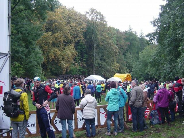 Zuschauer machen sich ein Bild von den Athleten, die am Brocken-Marathon, einem der schwierigsten Ausdauerläufe Deutschlands, teilnehmen werden.
