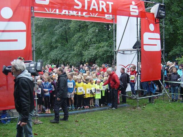 Starterfeld für den 2-Kilometer-Brockenkinder-Lauf.