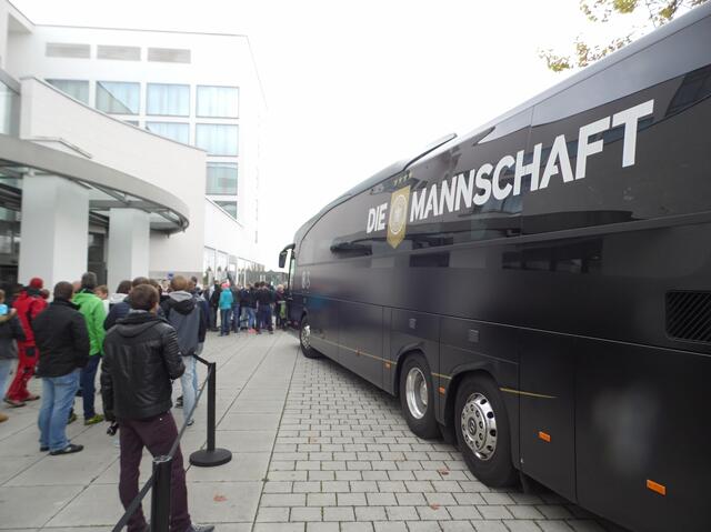 Doch dann ist der Bus mit der Mannschaft da. Im Hotel Radisson bezieht das Team Quartier.