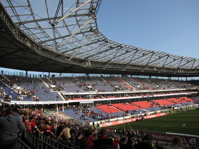 In der schönen HDI-Arena wird dann gekickt.