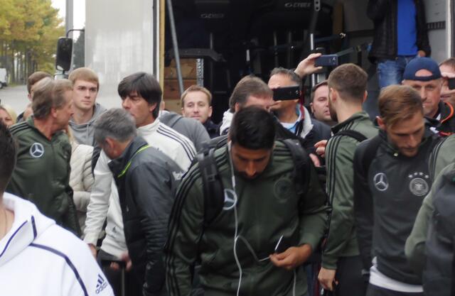 Sami Khedira und Benedikt Höwedes gehen, wie fast alle Spieler, schnell vorbei. Yogi Löw hat den Überblick.