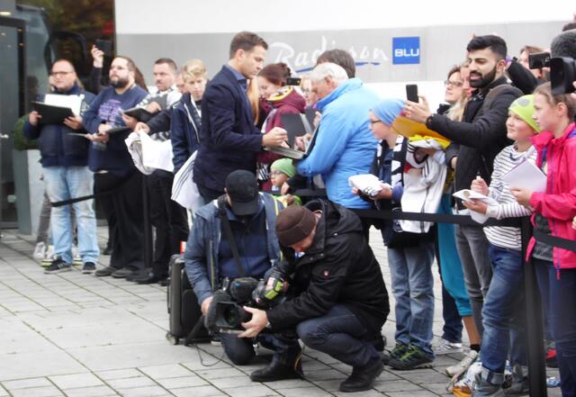 Teammanager Oliver Bierhoff ist der einzige, der sich Zeit für die Fans nimmt.