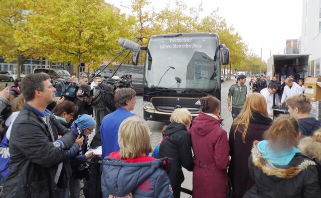 Und schon sind alle im Hotel verschwunden. Enttäuschte Gesichter bei den meisten Fans. Aber immerhin hat man sie mal kurz aus der Nähe gesehen.