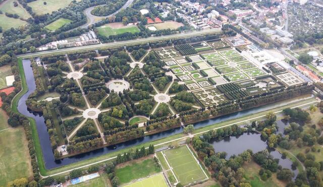 Zur besseren Vorstellung ein Blick aus der Vogelperspektive auf einen der schönsten Barockgärten der Erde. Rechts das Schloss, im mittleren Kreis die große Fontäne. Das Rechteck misst etwa 800 mal 400 Meter.