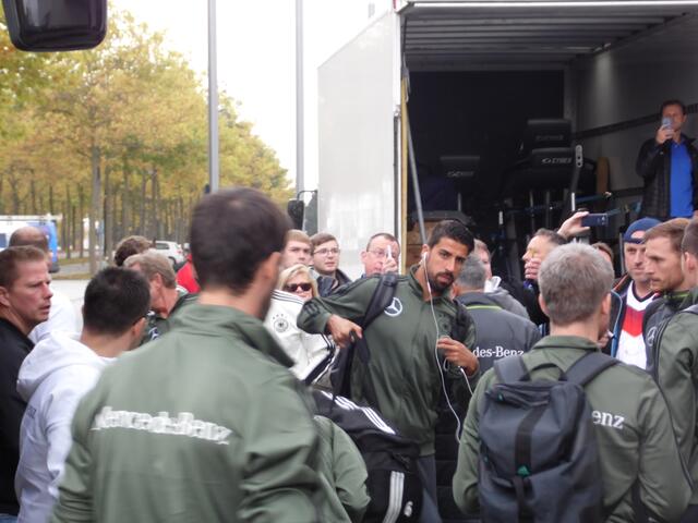 Noch ist Sami Khedira entspannt. Am Abend wird die nötige Spannung da sein. Rechts Höwedes.