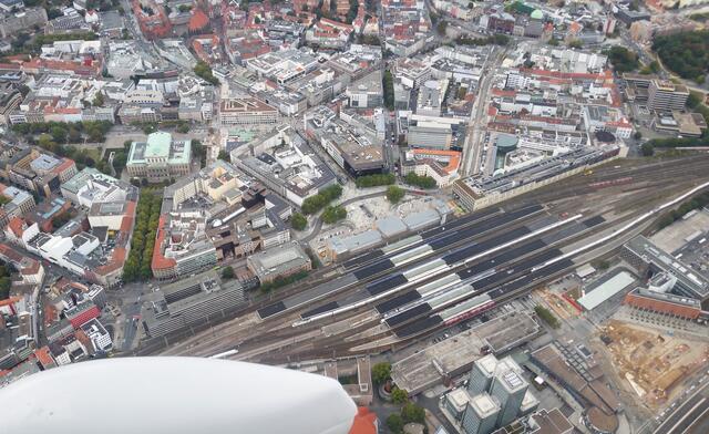 Ein Blick aus der Vogelperspektive. Oben die frühere Ernst-August-Stadt. Unten und hinterm Bahnhof der Raschplatz. | Foto: Fabian Wolter