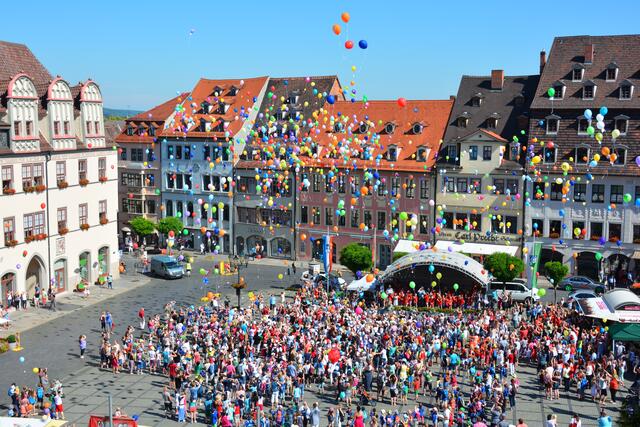 Ballonstart zum Kirschfest auf dem Naumburger Marktplatz: Platz zwei gewinnt Anja Horbach mit dieser farbenfrohen Aufnahme. | Foto: Anja Horbach