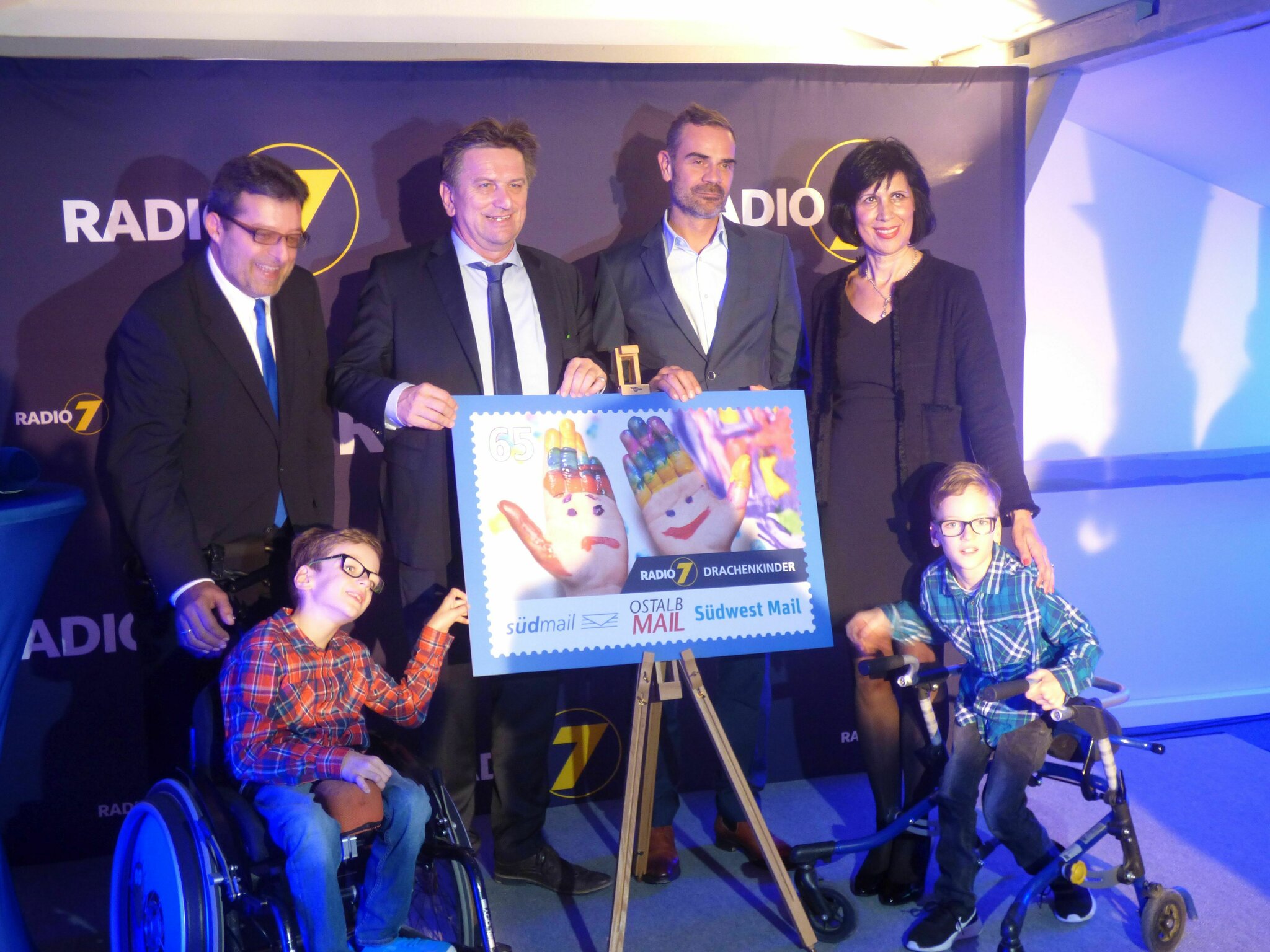 Radio 7 stellt Sonderbriefmarke für Drachenkinder vor- Minister kommt ...