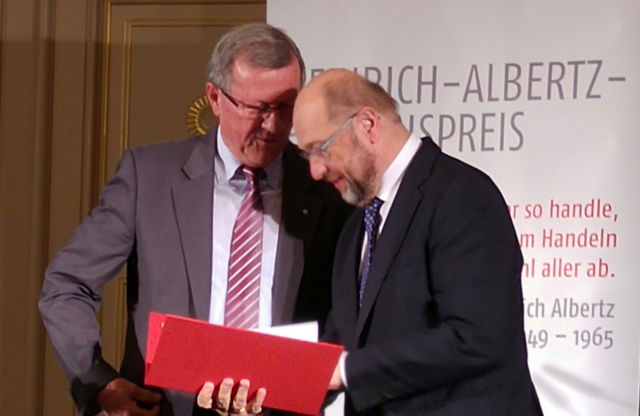 AWO Präsident Schmidt übergibt EU-Parlamentspräsident Martin Schulz den Heinrich-Albertz-Friedenspreis.