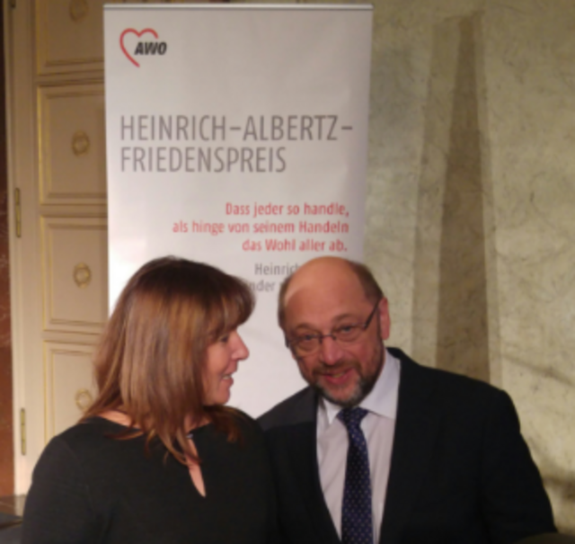 Petra Fischer, Präsidiumsmitglied des AWO Bezirksverbands Schwaben, traf Martin Schulz bei der Preisverleihung.