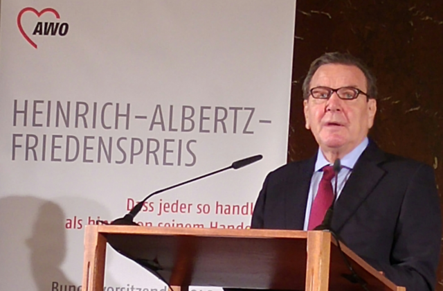 Altkanzler Gerhard Schröder bei seiner Laudatio.