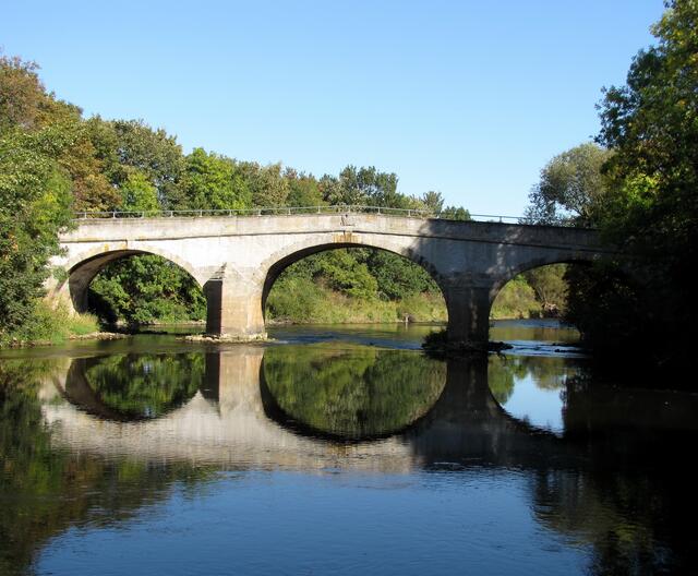 Von Schulenburg kommend über die alte Leinebrücke aus dem 18. Jahrhundert, erreicht man die Feste