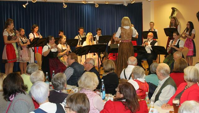 Das Klarinettenorchester der Stadtkapelle Wertingen unter der Leitung von Heike Mayr-Hof eröffnete den Hoigarta mit dem "Tölzer Schützenmarsch".