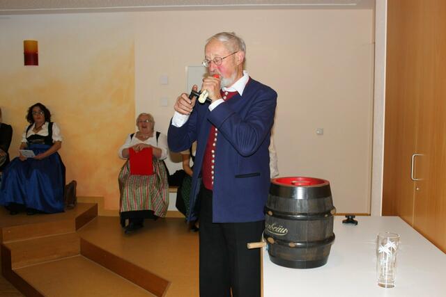 Alfred Sigg bei den Vorbereitungen zum Bieranstich.