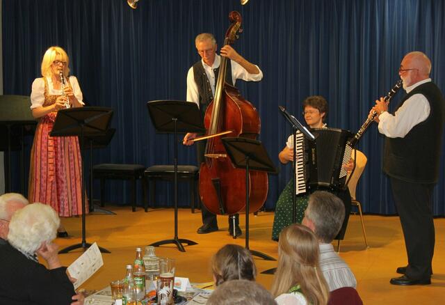 Vierklang mit v.l. Heike Mayr-Hof, Rudolf Heinle, Stefanie Saule und Manfred-Andreas Lipp spielte zünftig auf und erhielt dafür reichlich Applaus.