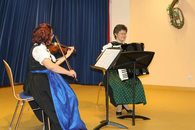 Krystyna Hüttner (links), Violine und Stefanie Saule (rechts), Akkordeon erfreute das Publikum mit dem "Zillertaler Hochzeitsmarsch" und dem Evergreen "Anneliese".