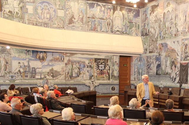 Stadtrat Willi Dürrnagel erläutert im Sitzungssaal die Geschichte Würzburgs anhand des Monumentalgemäldes. Foto: Nägele