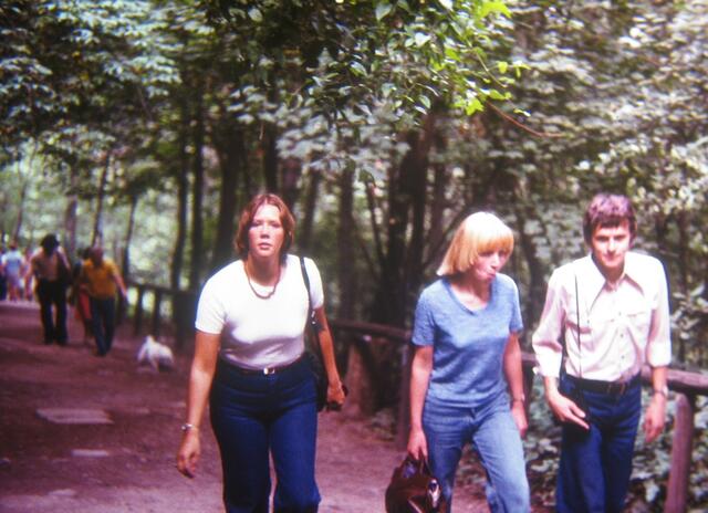 Zu Fuß den Berg hoch.