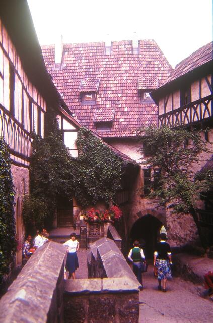 Zum Vergleich  http://www.myheimat.de/bad-muender-am-deister/freizeit/thueringen-nachschlag-wartburg-bei-eisenach-m3577909,2705552.html