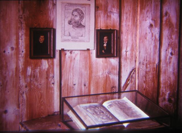 Hier hat Luther die Bibel übersetzt   http://www.myheimat.de/bad-muender-am-deister/freizeit/und-dies-ist-das-zimmer-in-dem-junker-joerg-alias-martin-luther-die-bibel-uebersetzte-aber-fragt-mich-nicht-wo-der-beruehmte-tintenfleck-ist-m3578081,2705552.html