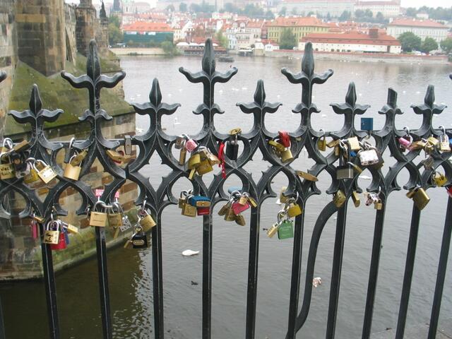 So weit das Auge reicht: Liebesschlösser an der Karlsbrücke.