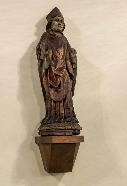 Eine der Figuren in der Kapelle. Sie stellt einen Bischof dar. Welchen genau, ist nicht bekannt.