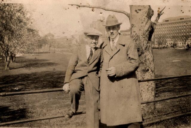 Hundert Jahre nach Wippo wanderten auch Karl Buchhorn (rechts), ein Onkel meiner Mutter aus Braunschweig, und Hermann Schrader aus Peine, dessen Vater dort am Marktplatz eine Gaststätte geführt hatte und der ein Cousin von ihr war, nach Amerika aus. Hier im Central Park von New York. Während Karl nach acht Jahren zurückkehrte, machte Hermann später in Toronto sein Glück.