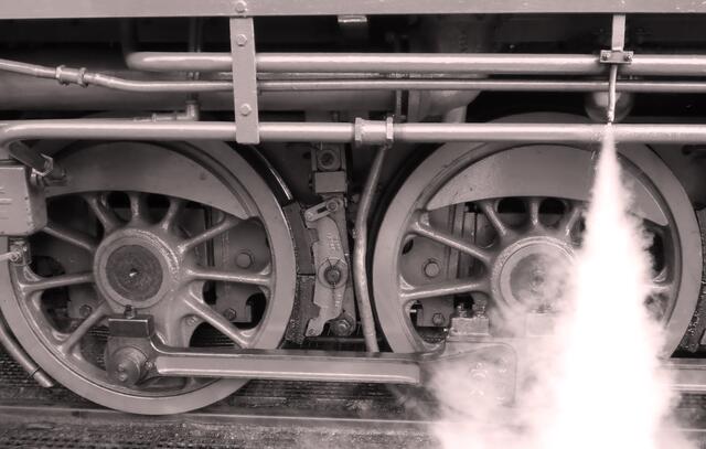 Kein Glück hatte der Bruder eines Opas meiner Frau. Jakob Sonnenberg kam als Gastarbeiter beim Bau der Eisenbahn in den Westen im wahrsten Sinne des Wortes unter die Räder. Er wurde von einer Lokomotive überrollt. Doch die in Ostpreußen zurückgebliebene Witwe Amalie mit ihren vier Kindern sollte nicht lange allein bleiben. Sie heiratete Jacobs Bruder Eduard und bekam mit diesem vier weitere Kinder.