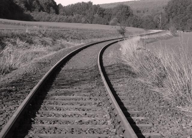 Im Preußischen, zwischen Braunschweig und Wolfenbüttel, waren die ersten Schienen im Norden verlegt worden. Doch als Ernst August dort eine Probefahrt gemacht hatte, war er von dem neuen Fortbewegungsmittel nicht weniger als begeistert. Nun sollte die Eisenbahn auch im Königreich Hannover dampfen.