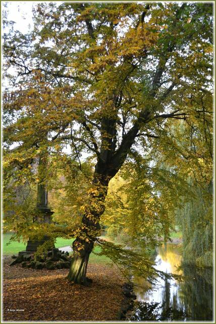 Obelisk (Hundestein) im herbstlichen Georgengarten (Foto: Katja Woidtke)