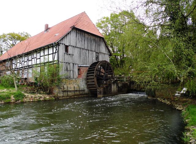 ...hat Wassermühlen. Rickeracke, rickeracke geht die Mühle mit Geknacke..., schreibt und malt Wilhelm Busch.